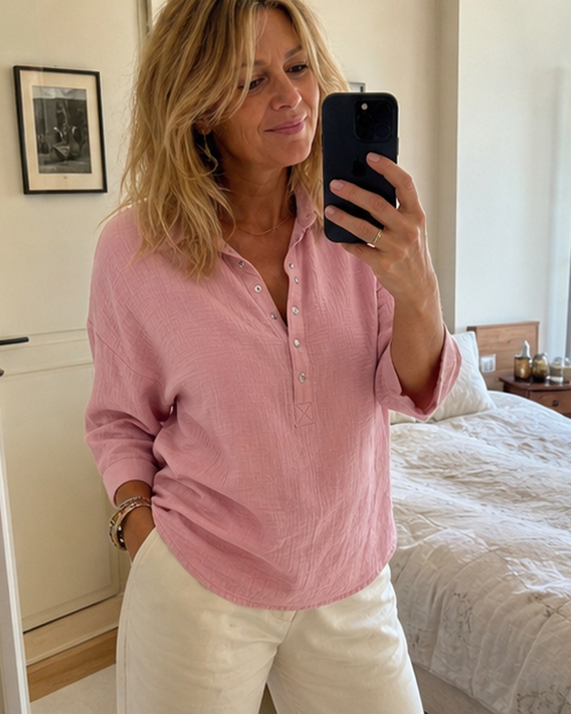 Blouse Henley textur&eacute;e port&eacute;e dans une sc&egrave;ne quotidienne en France, inspiration 16