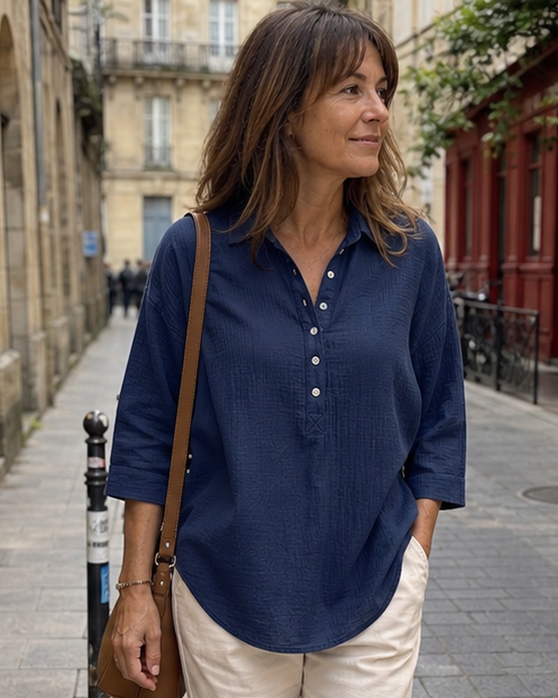 Blouse Henley textur&eacute;e port&eacute;e dans une sc&egrave;ne quotidienne en France, inspiration 17
