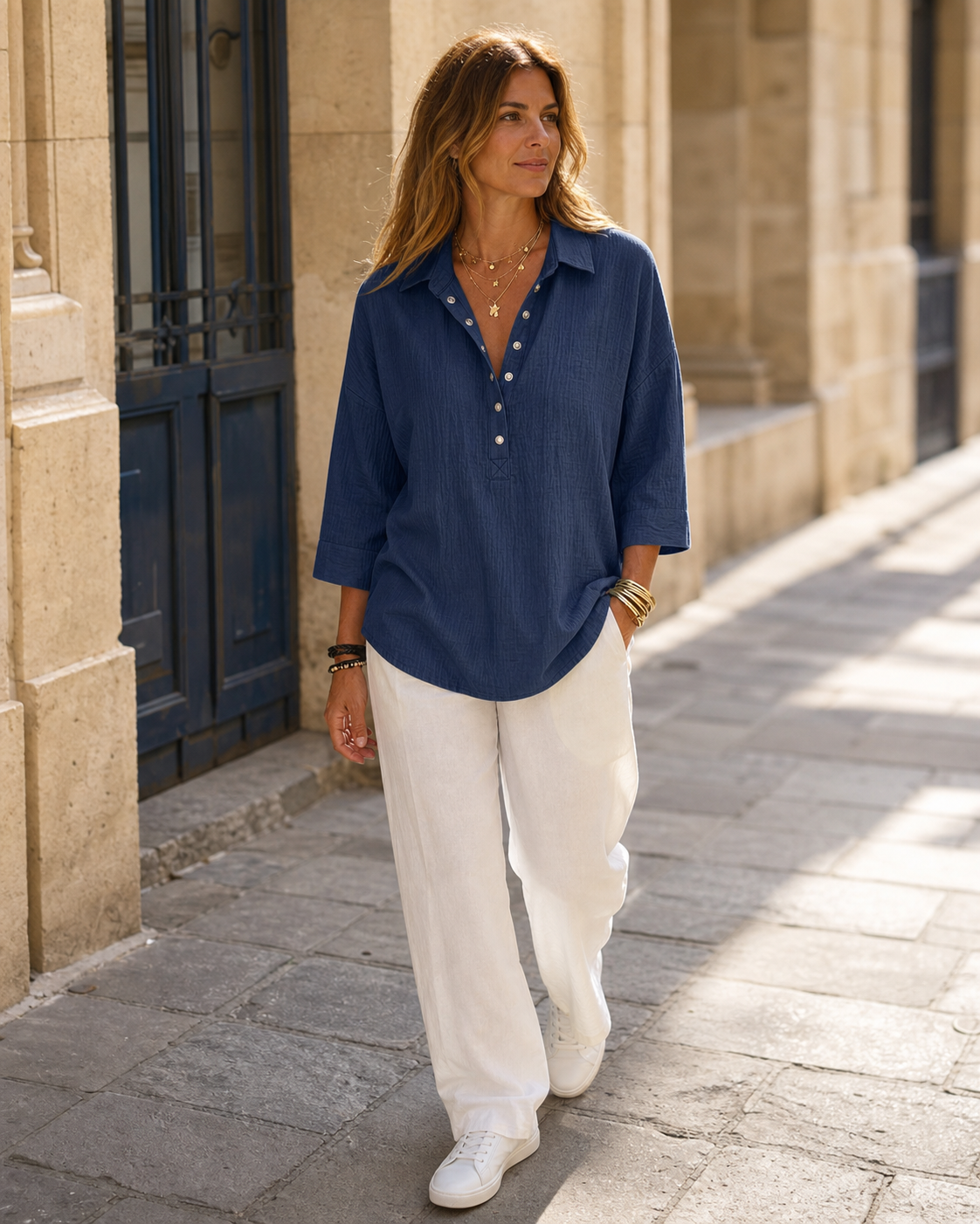 Femme fran&ccedil;aise portant la blouse Henley bleu marine en promenade &agrave; Bordeaux