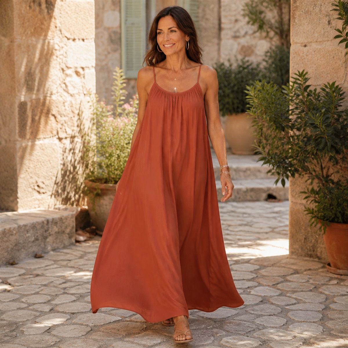 Robe Évasion portée dans une cour estivale