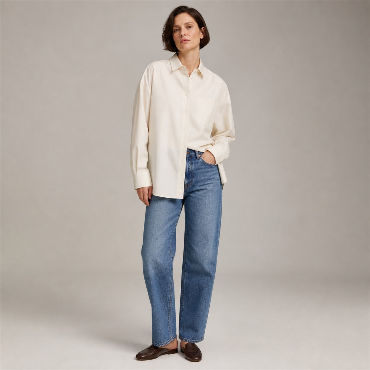 Tenue décontractée avec la chemise écrue