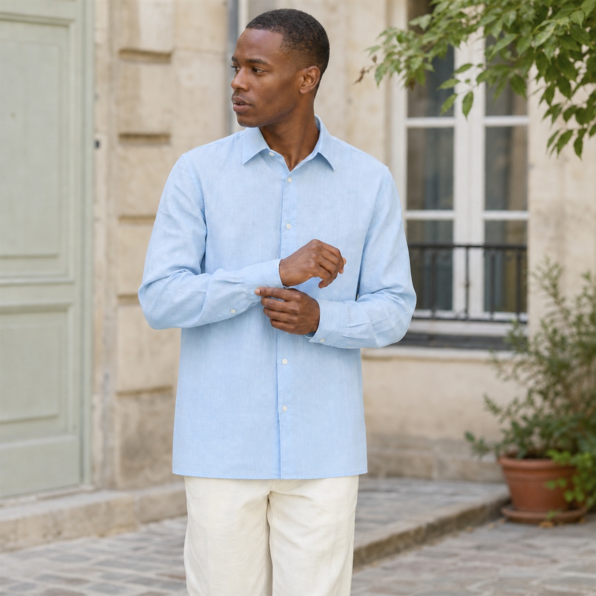 Chemise en lin portée en terrasse