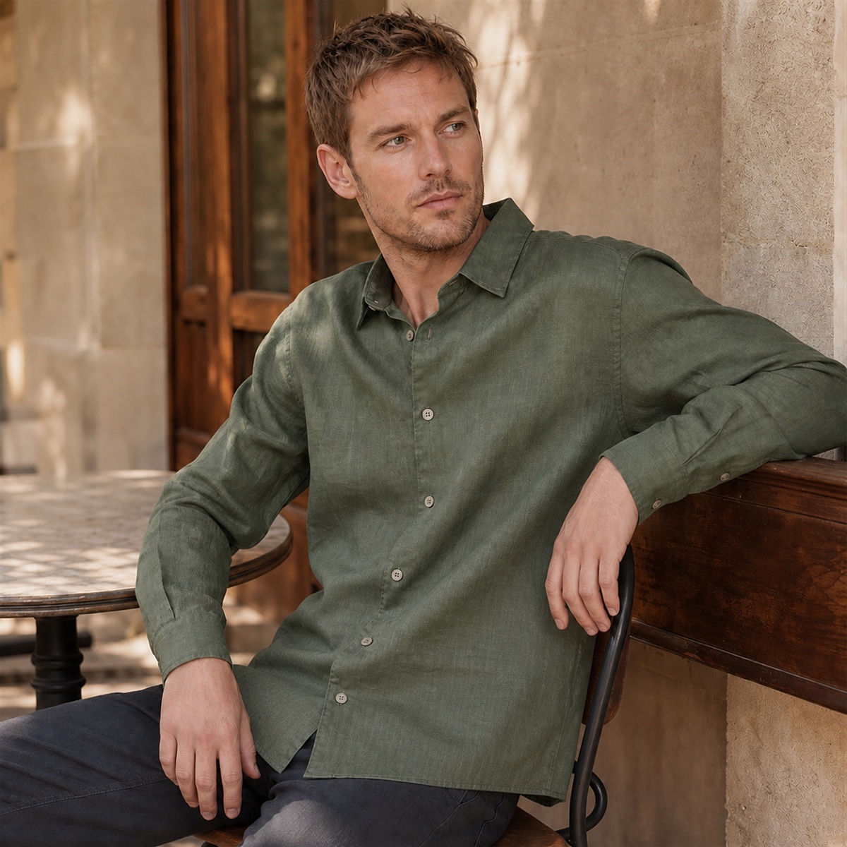 Chemise en lin portée au bord de mer