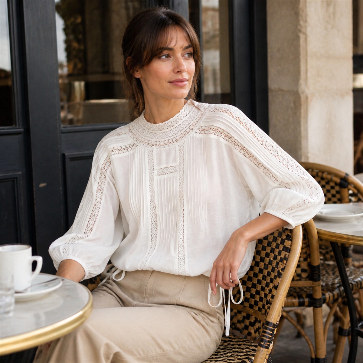 Blouse brodée portée en terrasse