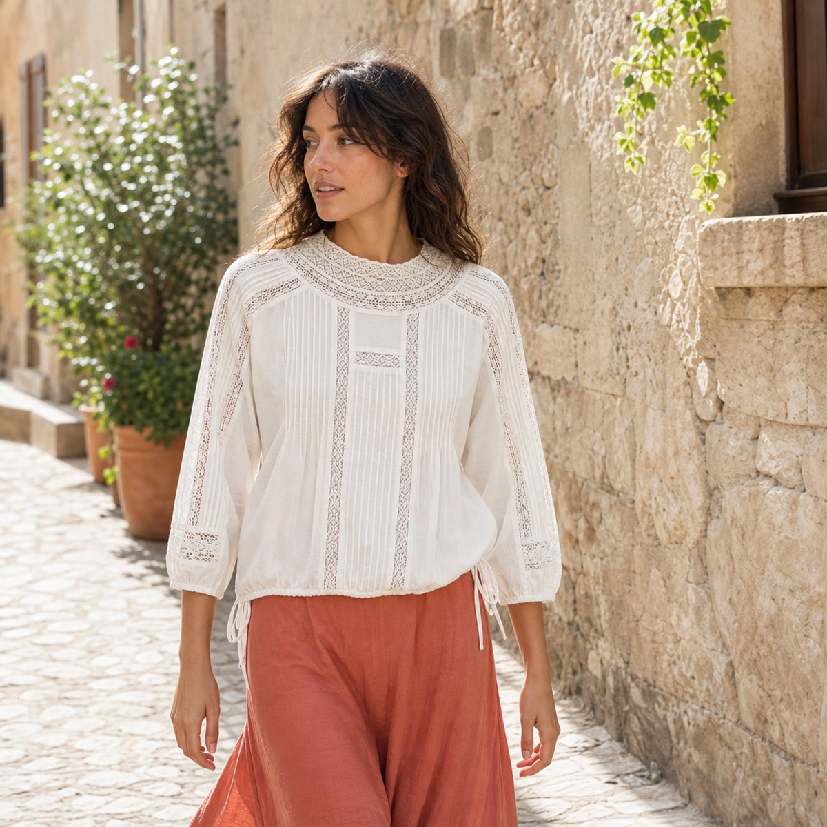 Blouse ajourée portée en promenade