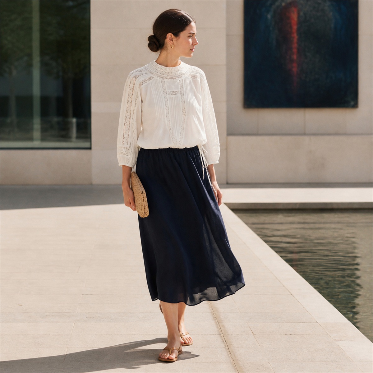 Tenue soignée avec la blouse ajourée