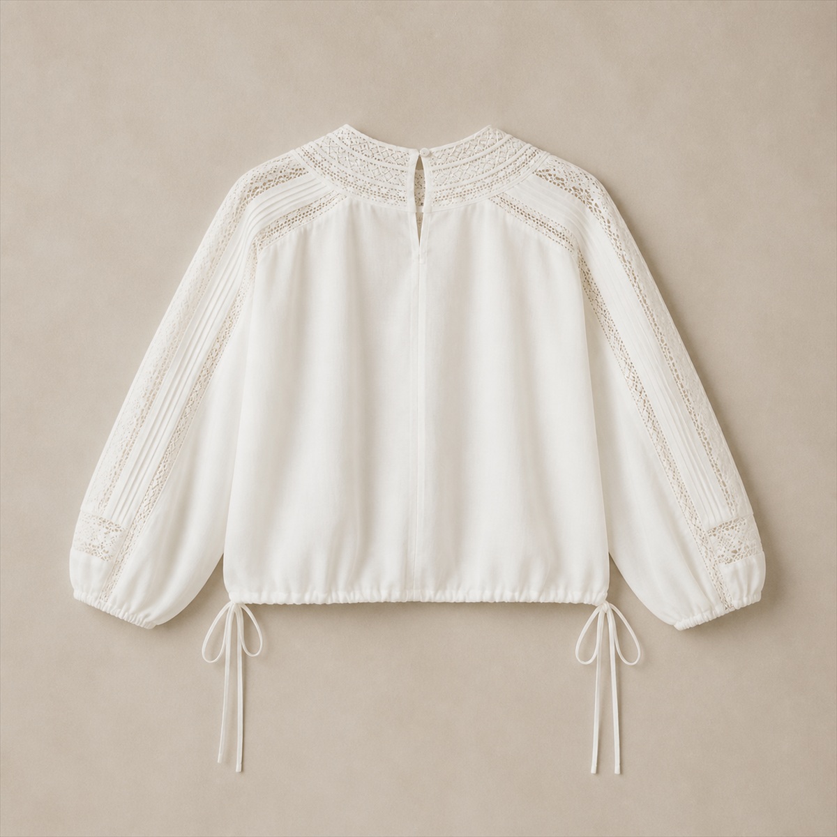 Blouse ajourée portée de face
