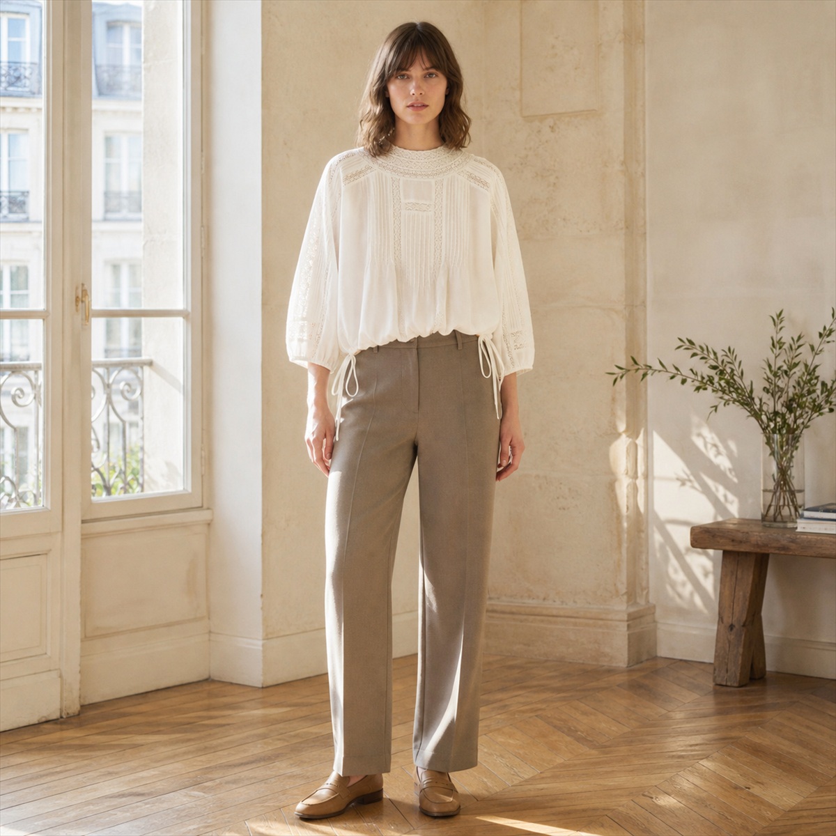 Blouse blanc cassé portée de profil