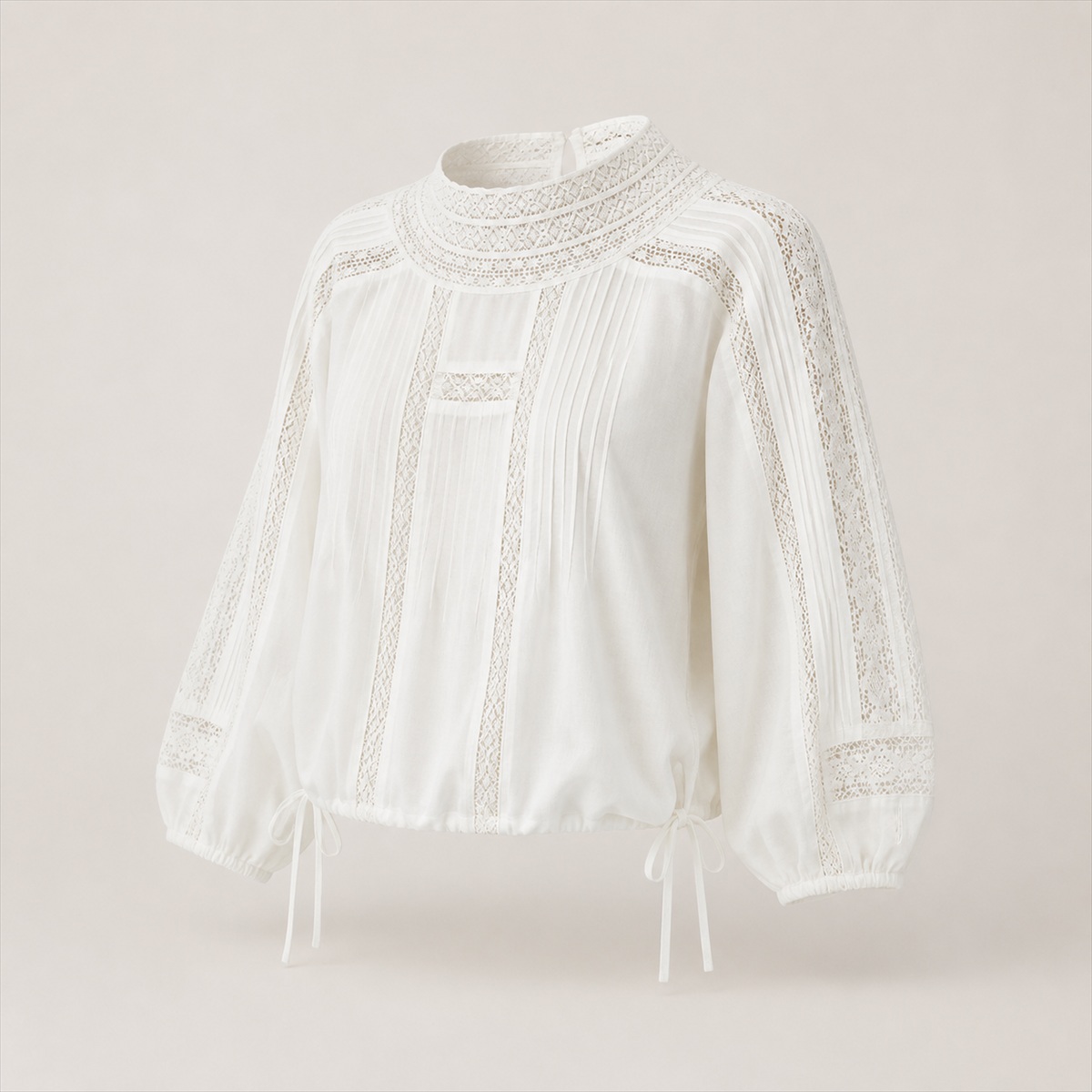 Col rond et plis fins de la blouse
