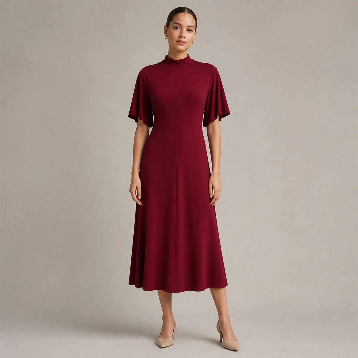 Robe midi bordeaux portée de face