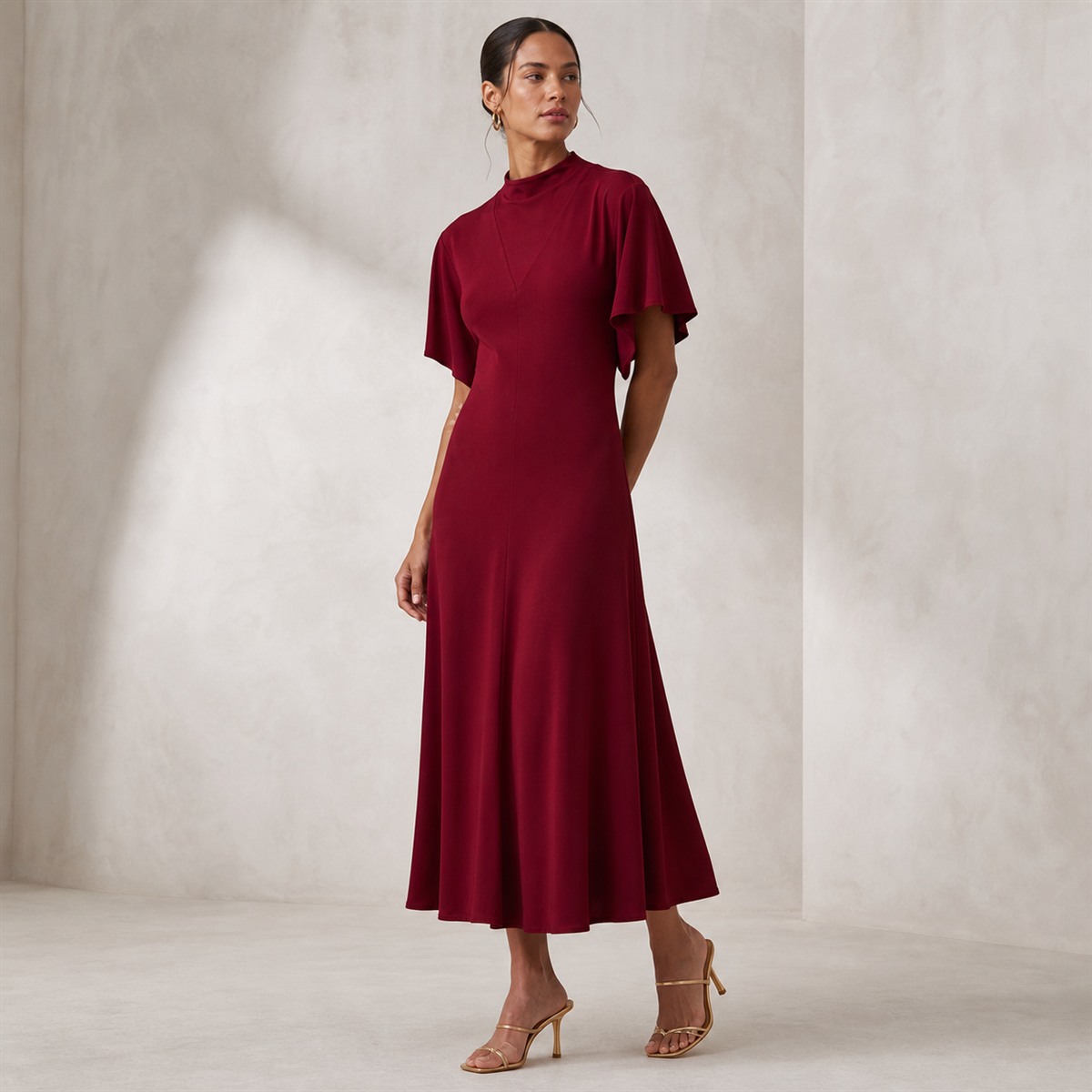 Robe évasée bordeaux en vue trois quarts