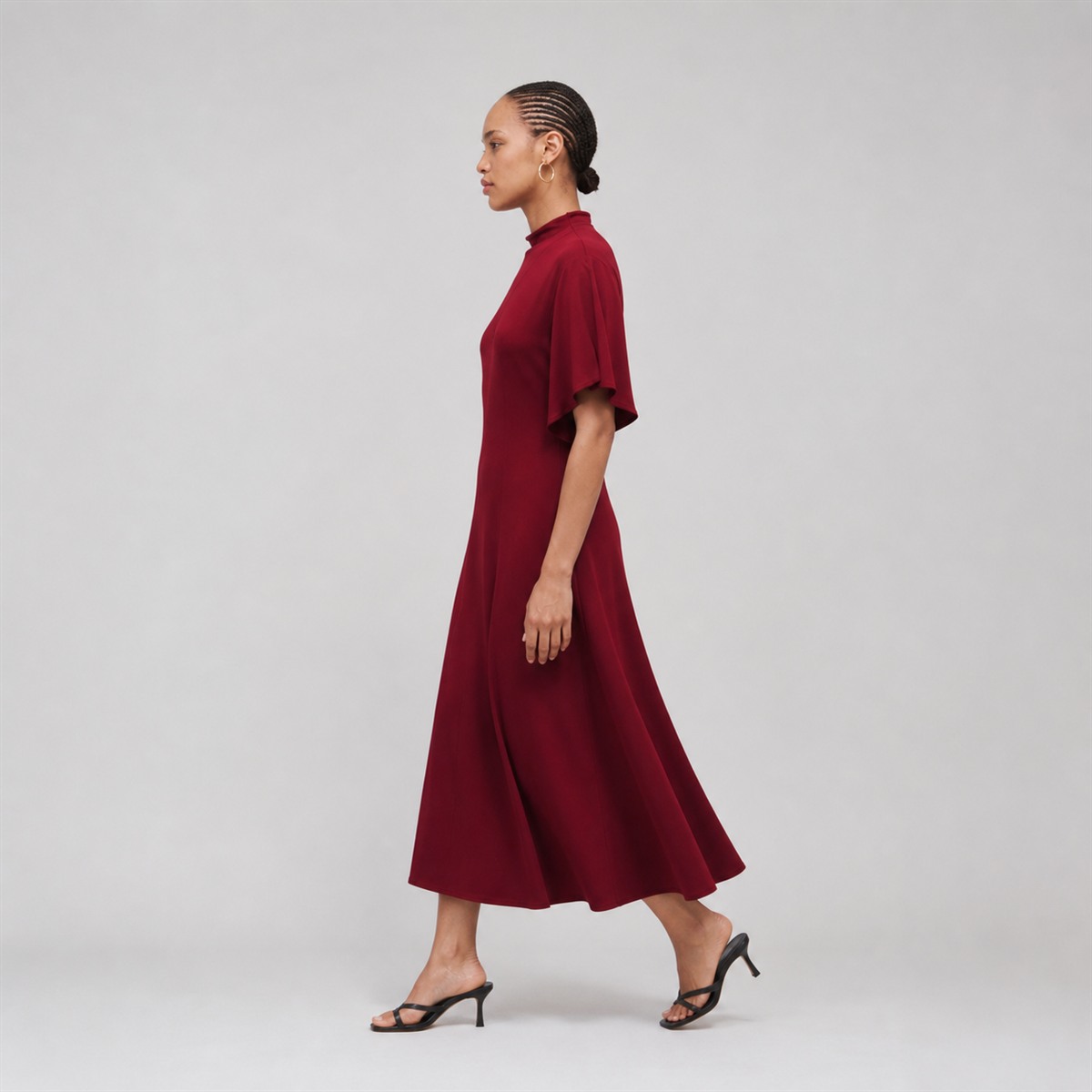 Robe midi bordeaux portée de profil