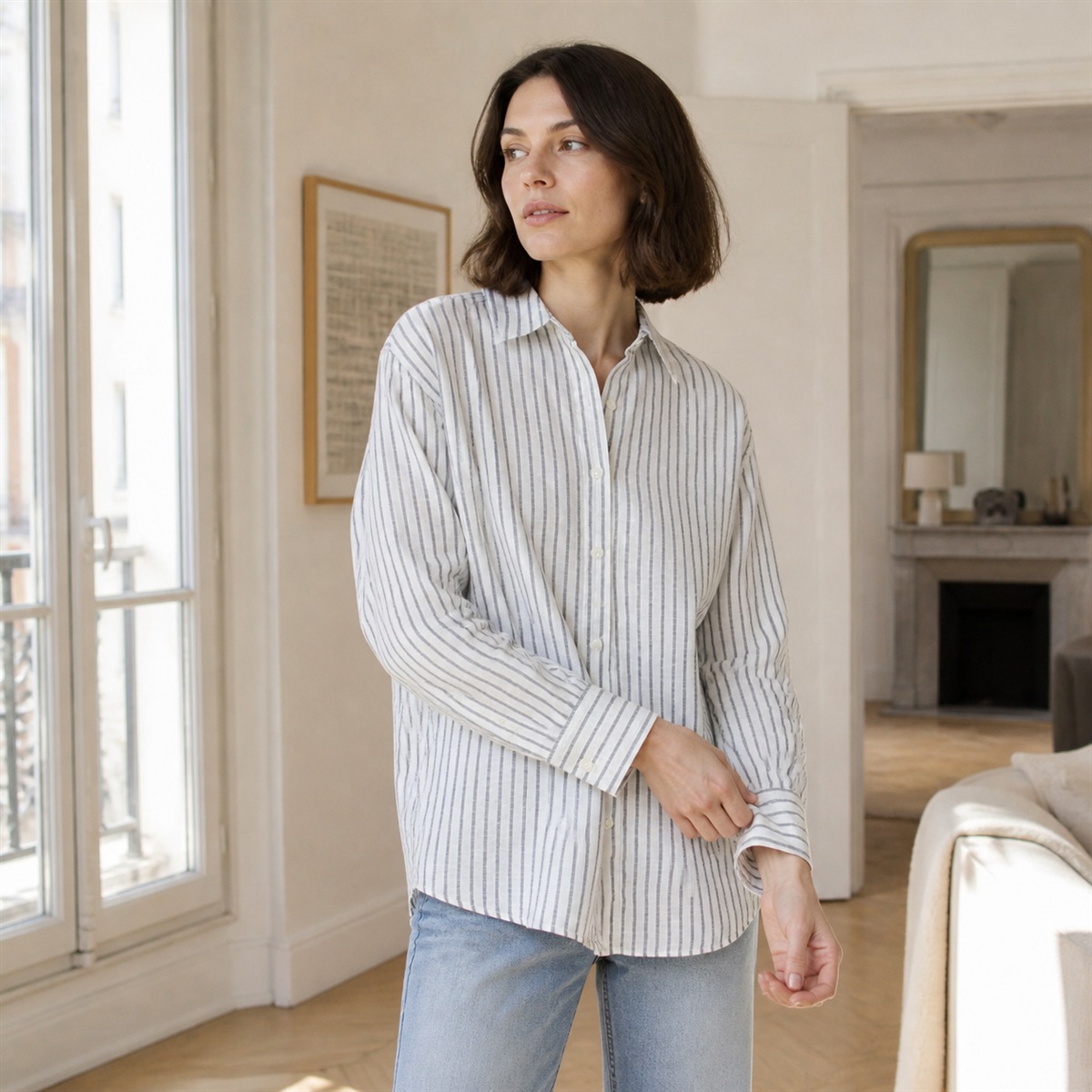 Chemise en lin portée dans un café lumineux