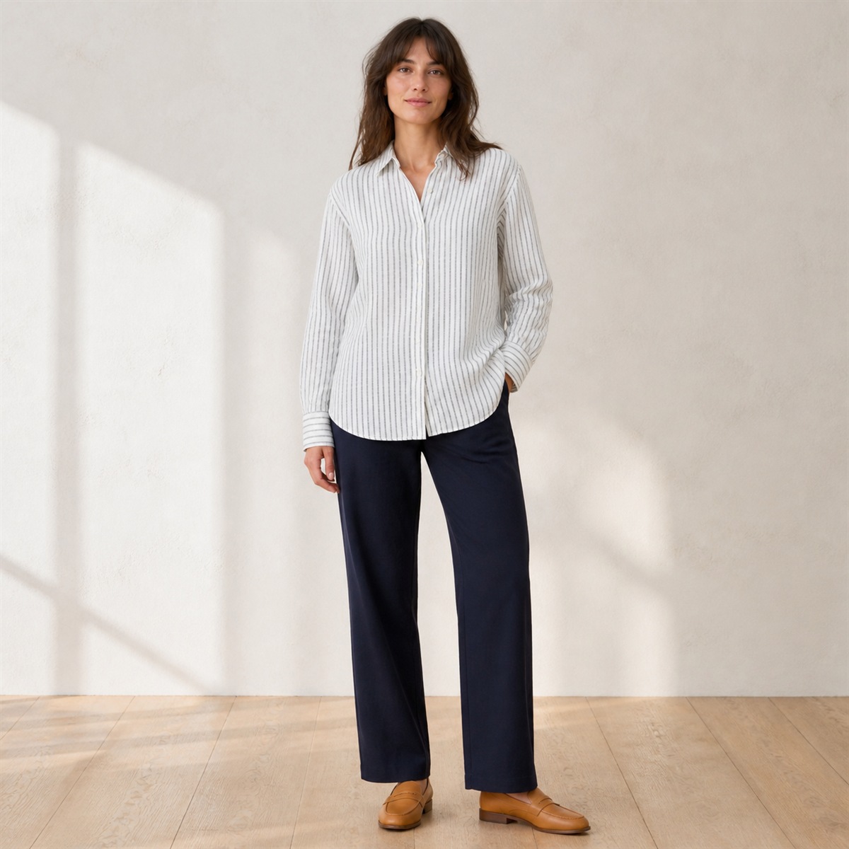 Chemise en lin portée de face par une femme
