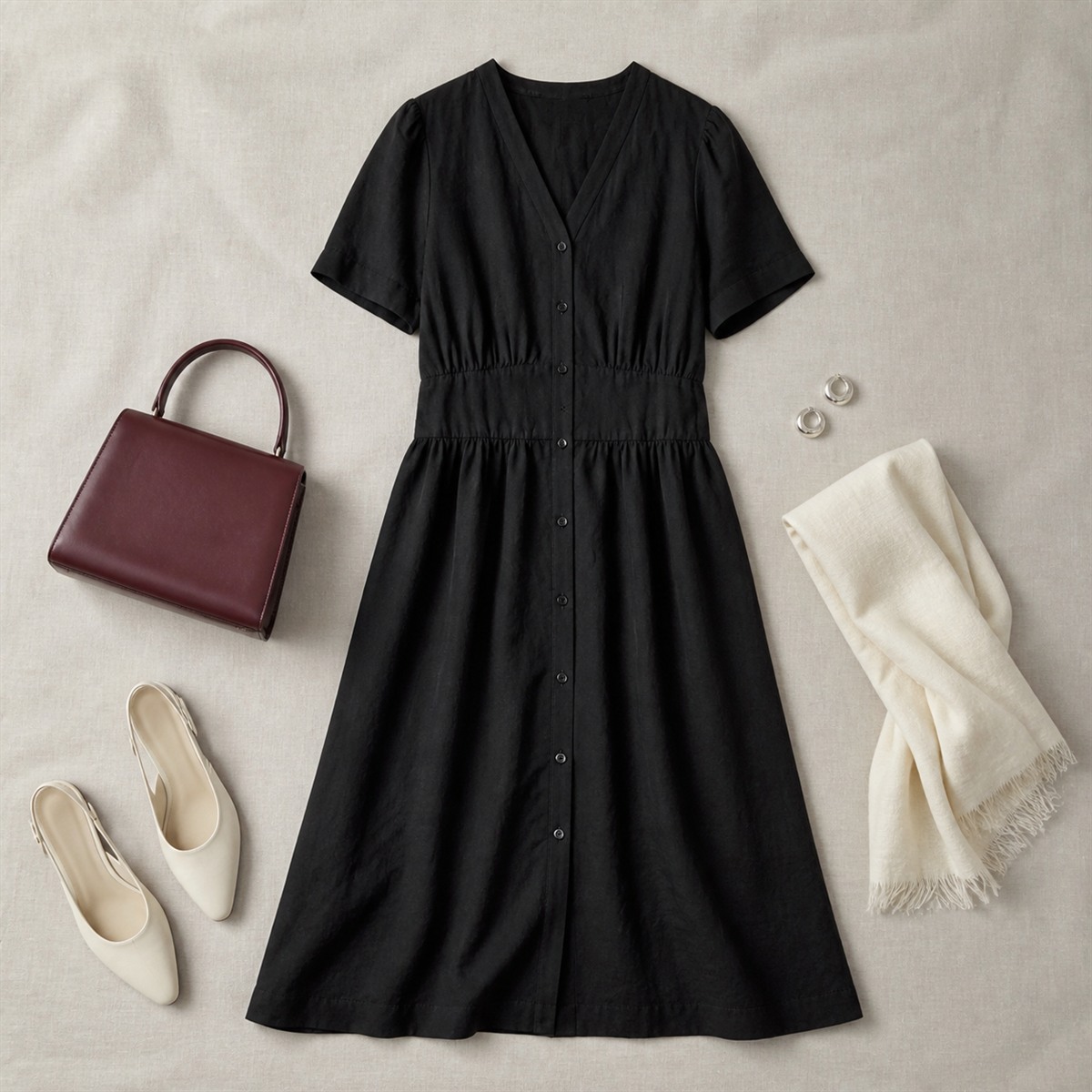 Accessoires sobres assortis à la robe noire