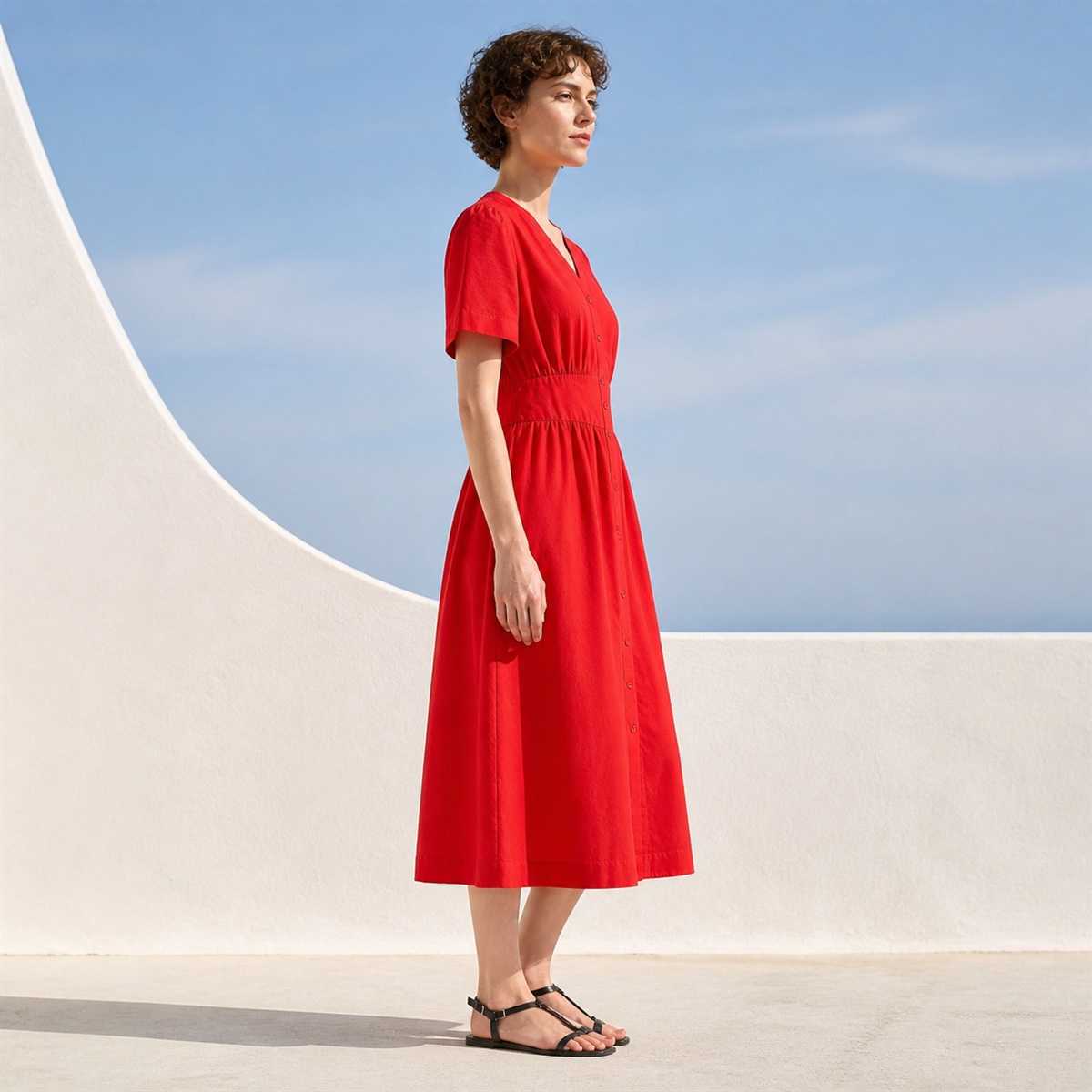 Robe à manches courtes portée de côté