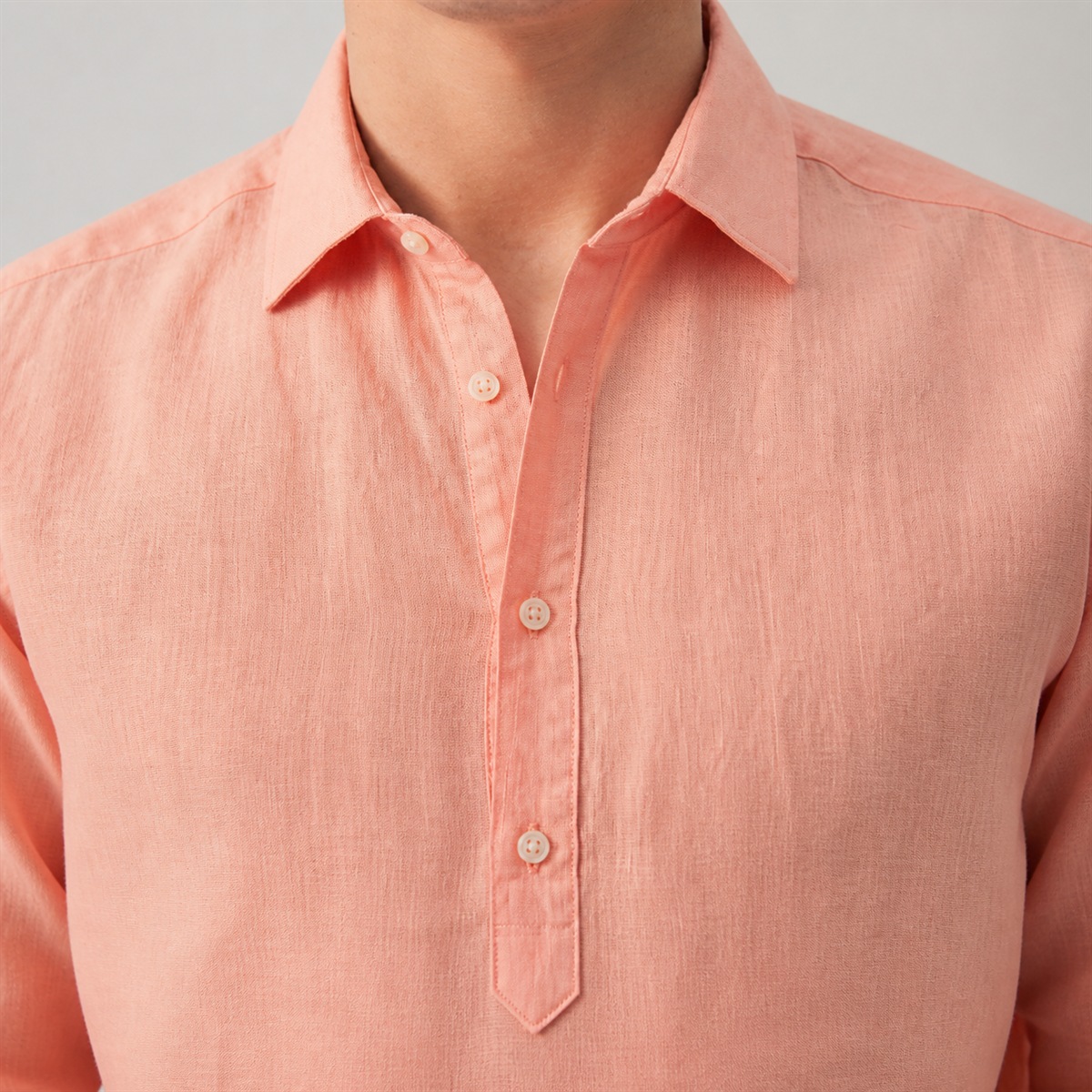 Chemise en lin portée de dos