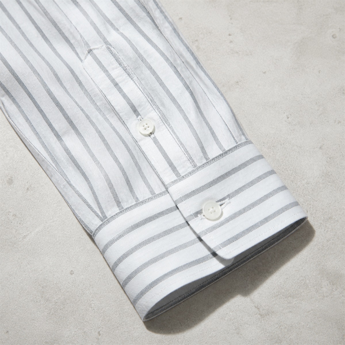 Détail du poignet boutonné et de la manche longue