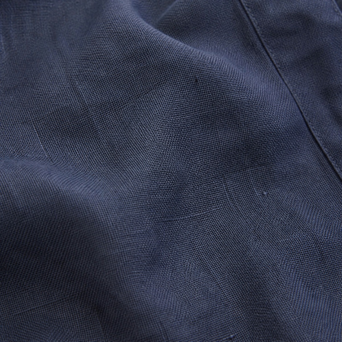 Détail du poignet boutonné et du tissage en lin