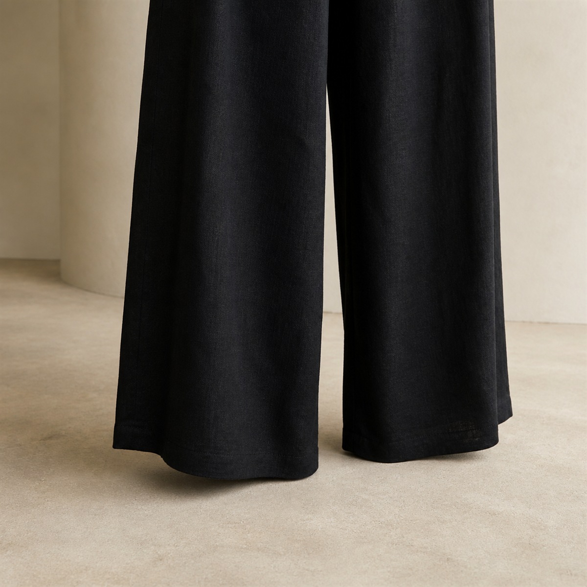 Détail de la jambe large et du tombé du pantalon