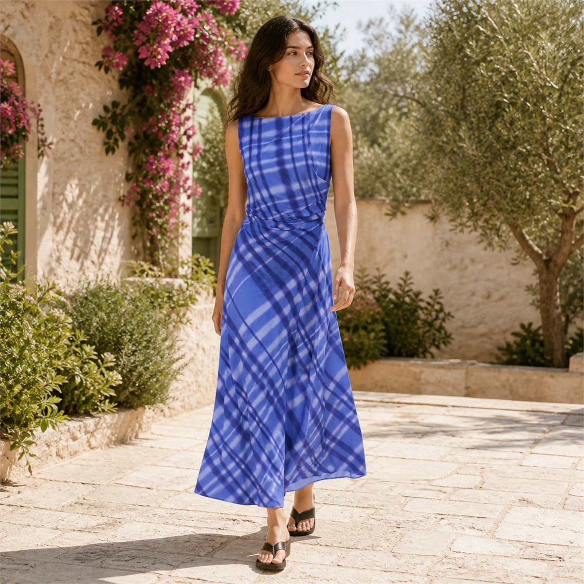 Robe imprimée bleue portée dans un jardin méditerranéen