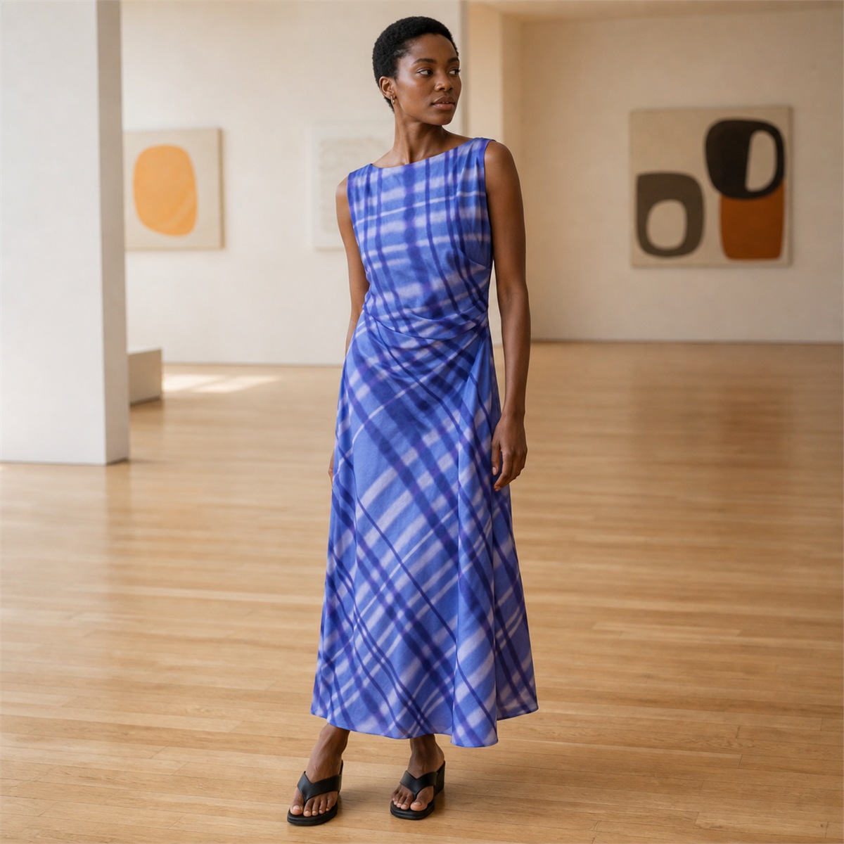 Robe imprimée bleue portée dans une galerie lumineuse