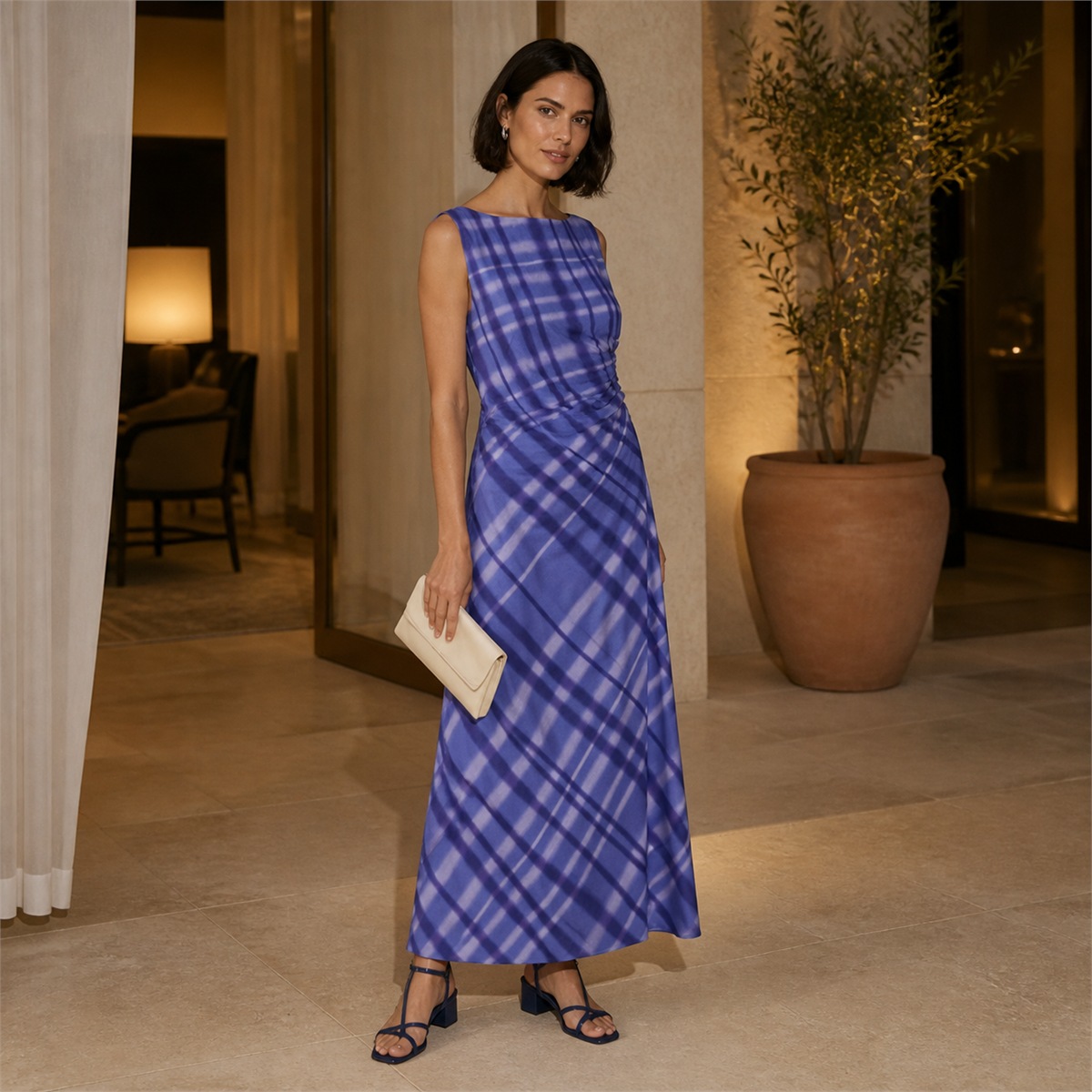 Tenue élégante coordonnée autour de la robe longue imprimée