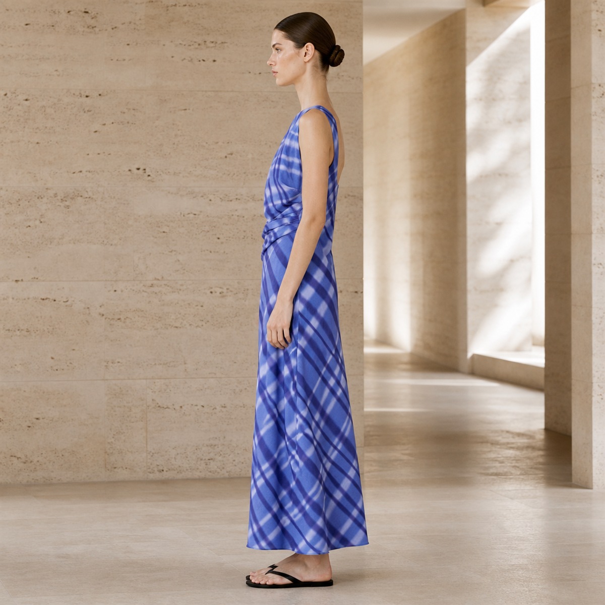 Robe imprimée portée en mouvement
