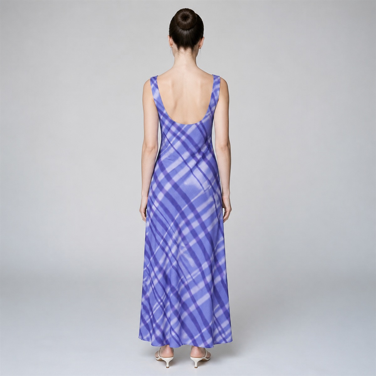 Robe imprimée portée de profil
