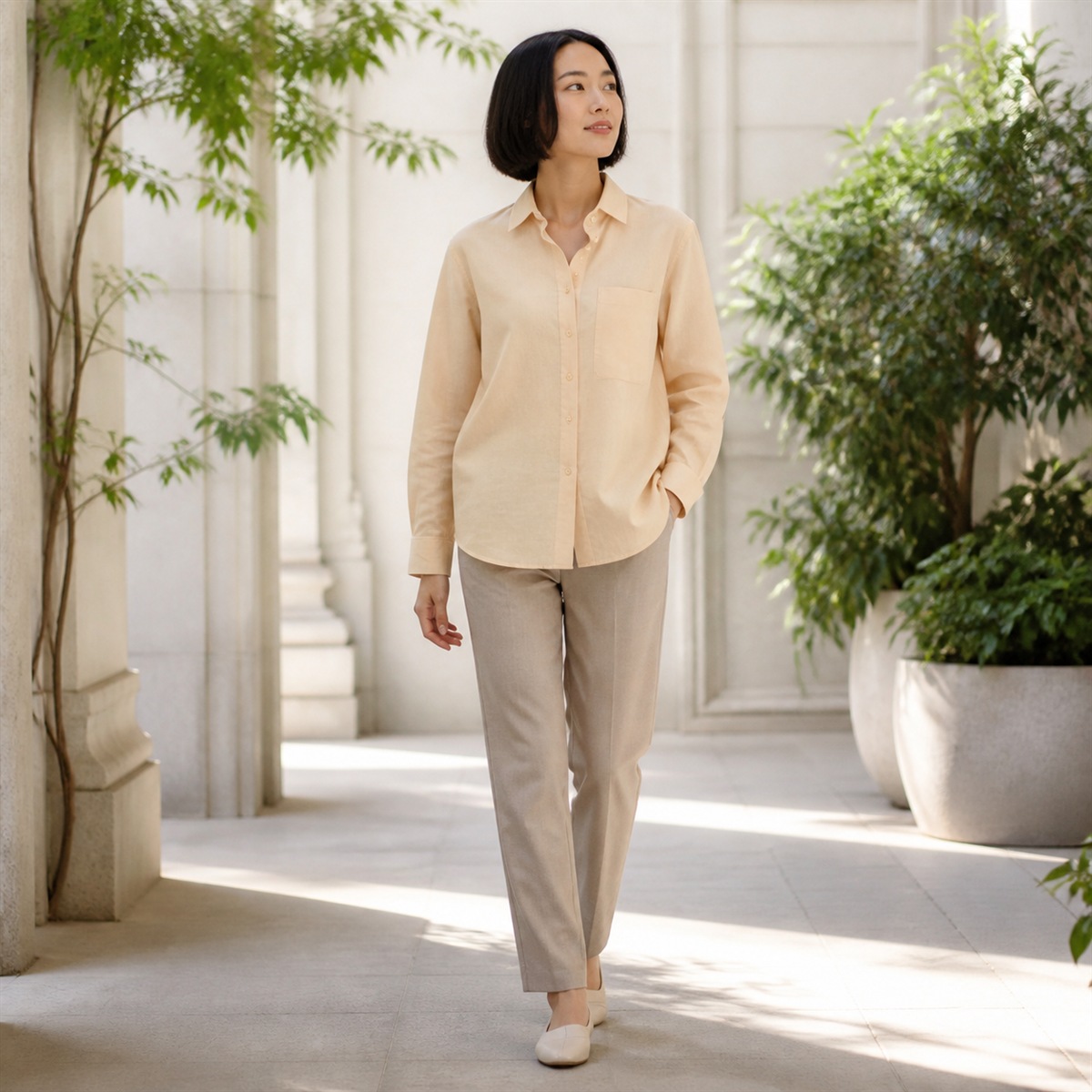 Chemise en lin jaune pastel portée de profil