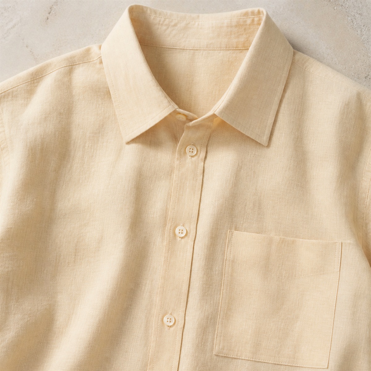 Détail du col chemise et de la patte boutonnée