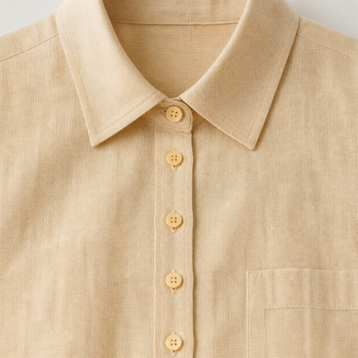 Détail du col et des boutons de la chemise