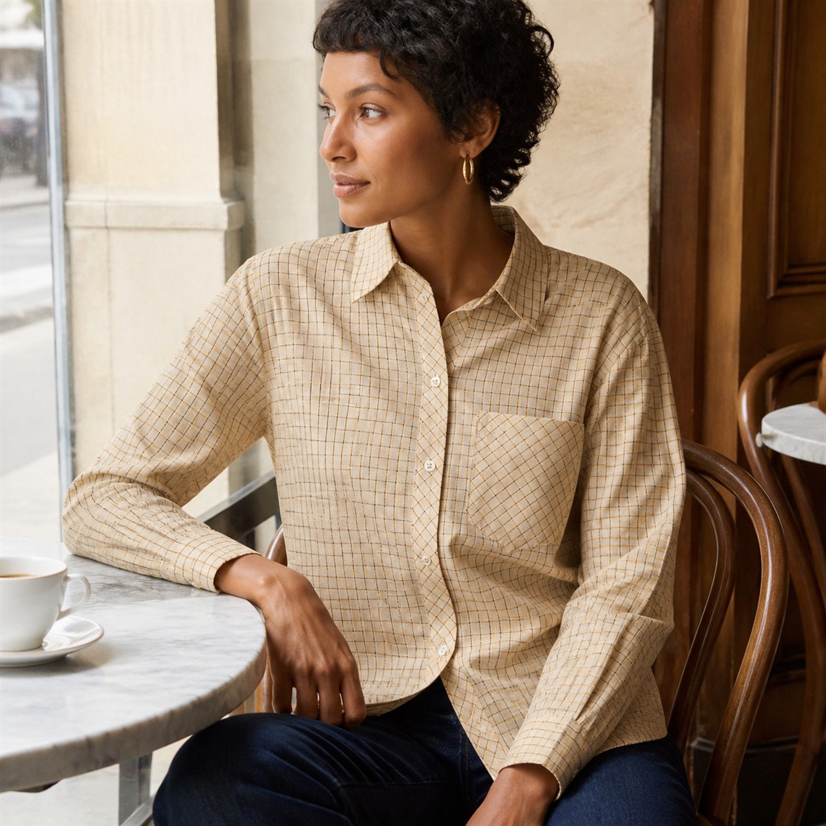 Chemise à carreaux portée dans un café lumineux