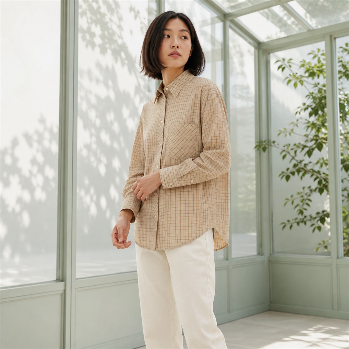 Chemise à carreaux portée de trois quarts