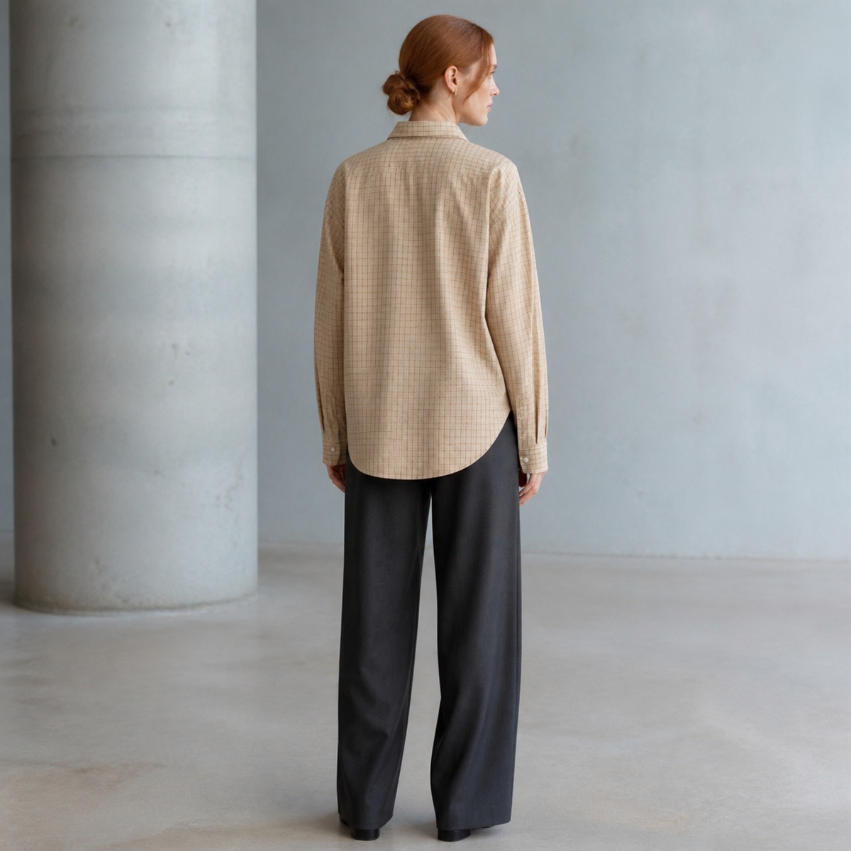 Chemise à carreaux portée de dos