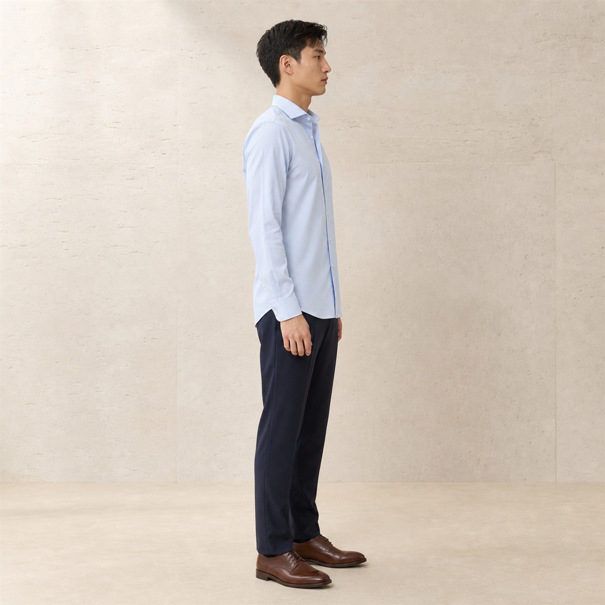 Chemise slim fit portée de trois quarts