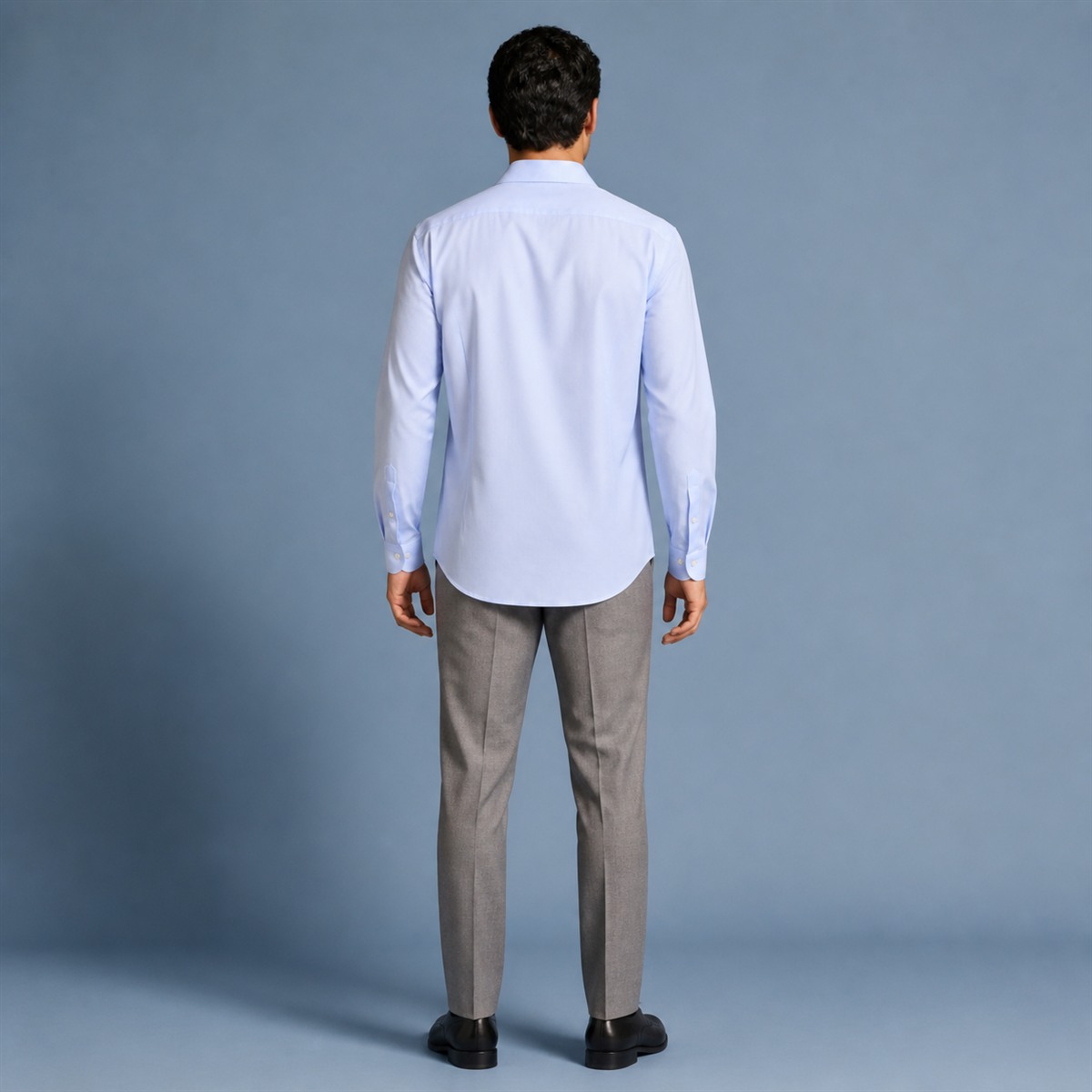 Chemise slim fit portée de profil