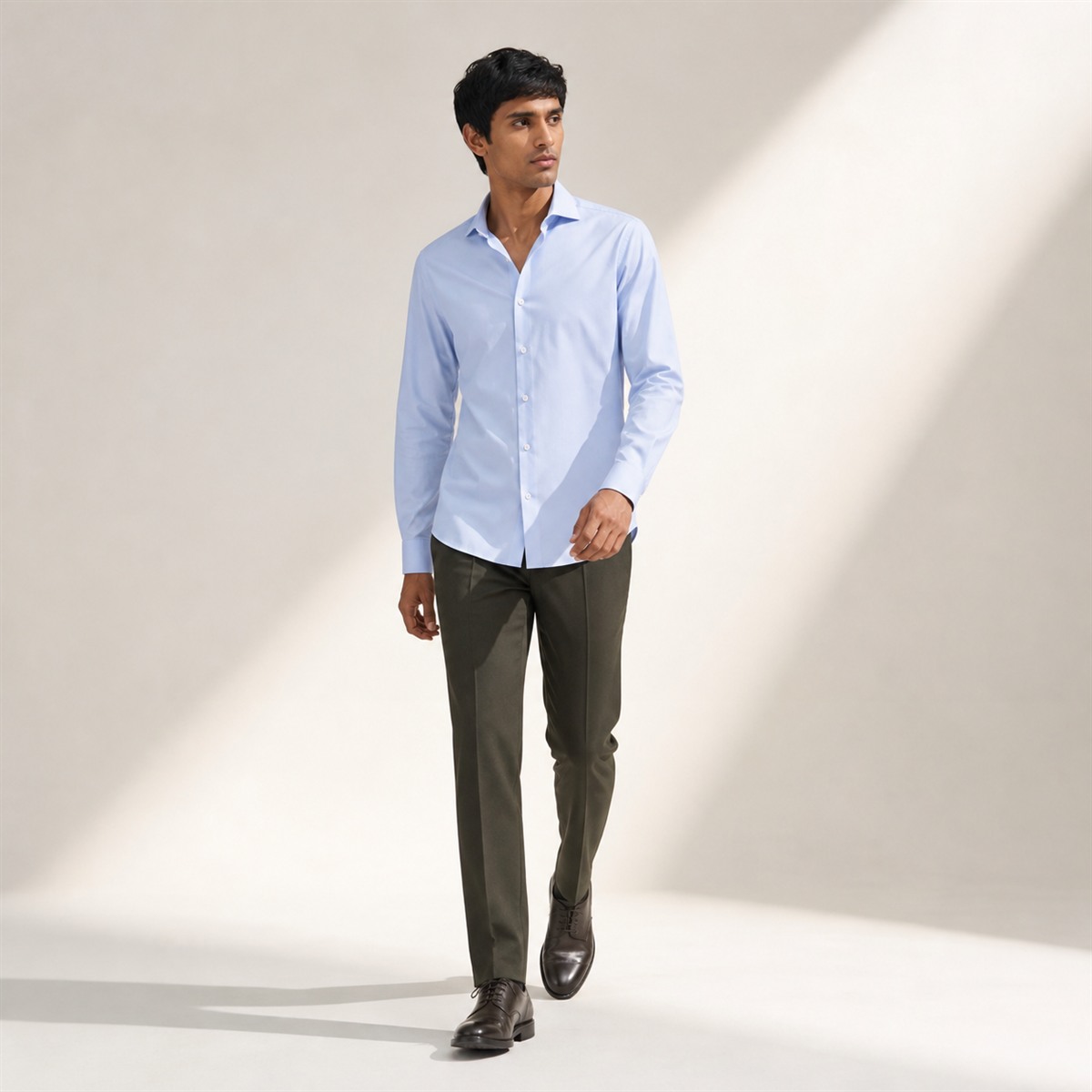 Chemise bleu ciel à plat sans étiquette visible