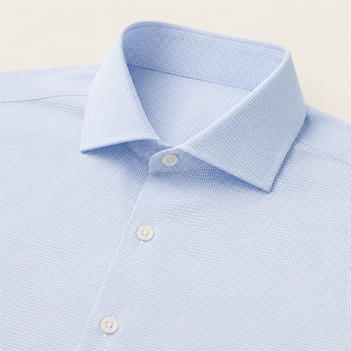 Détail du col classique et de la patte de boutonnage