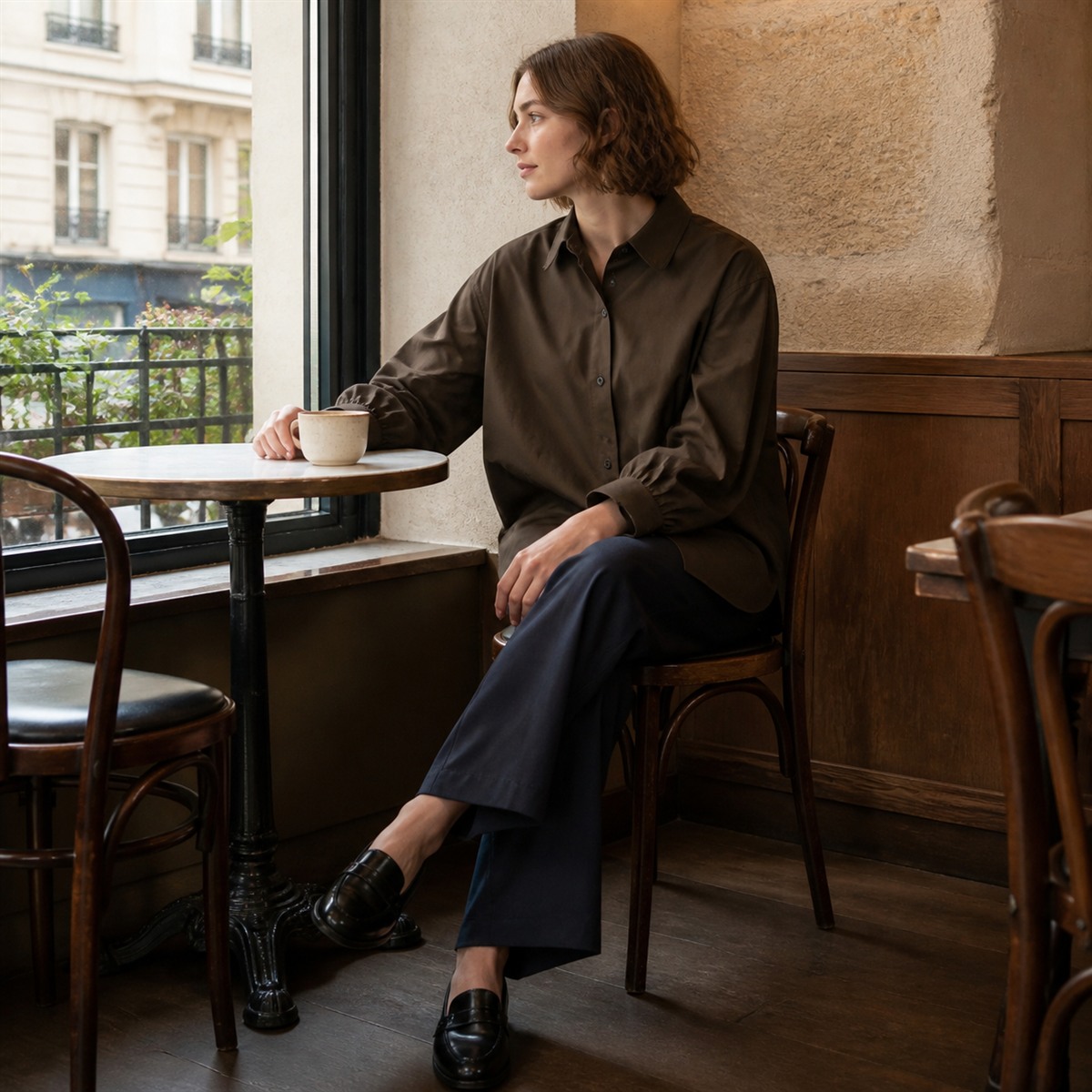 Chemise marron foncé portée dans un café lumineux