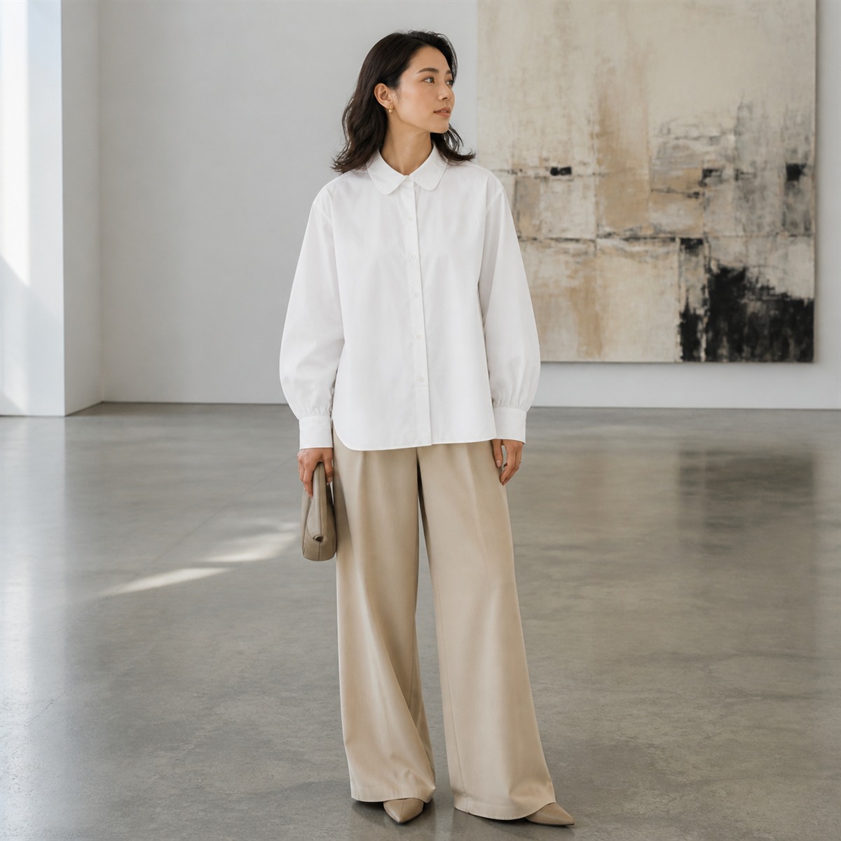 Chemise blanche portée dans une galerie contemporaine