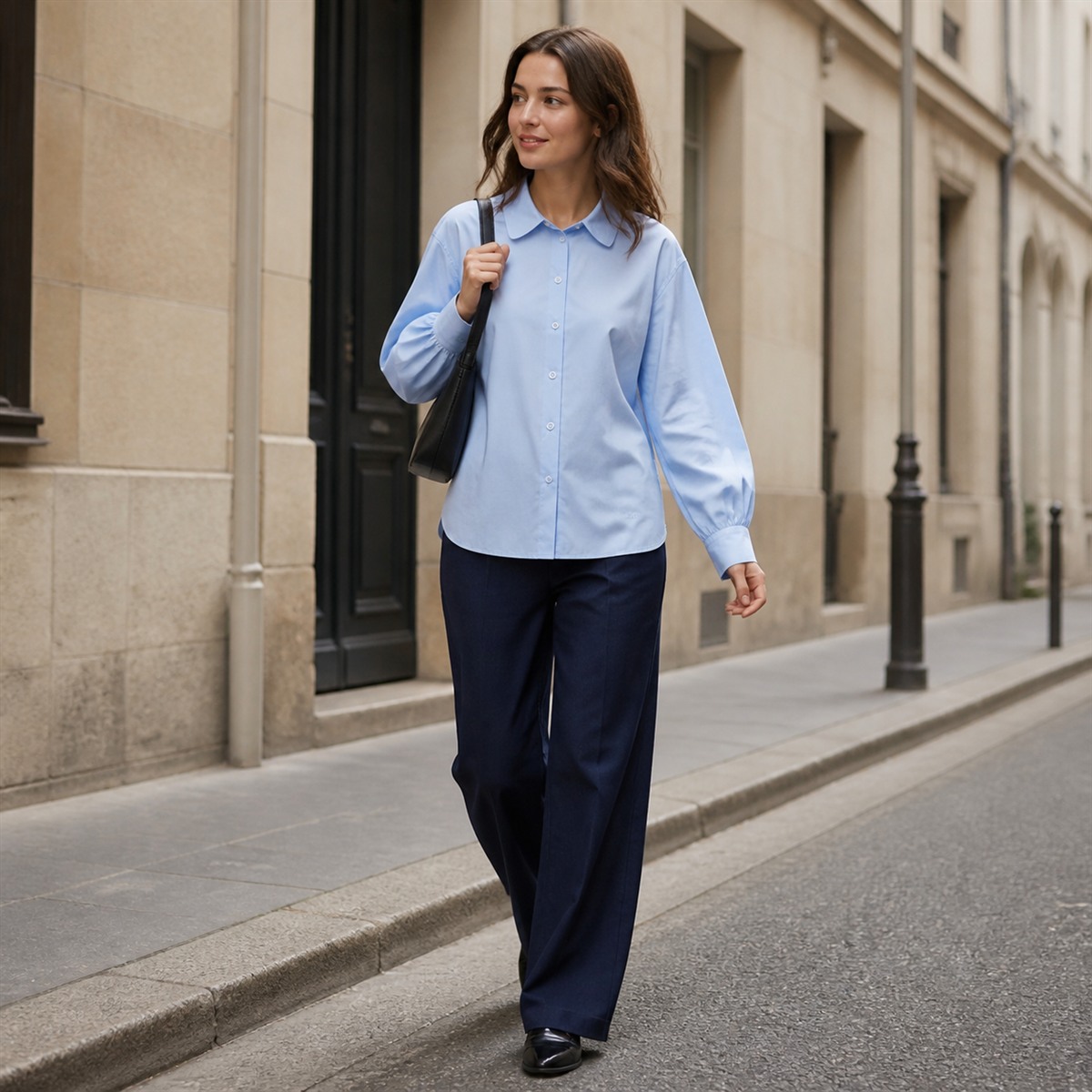 Chemise bleu clair portée lors d'une promenade urbaine