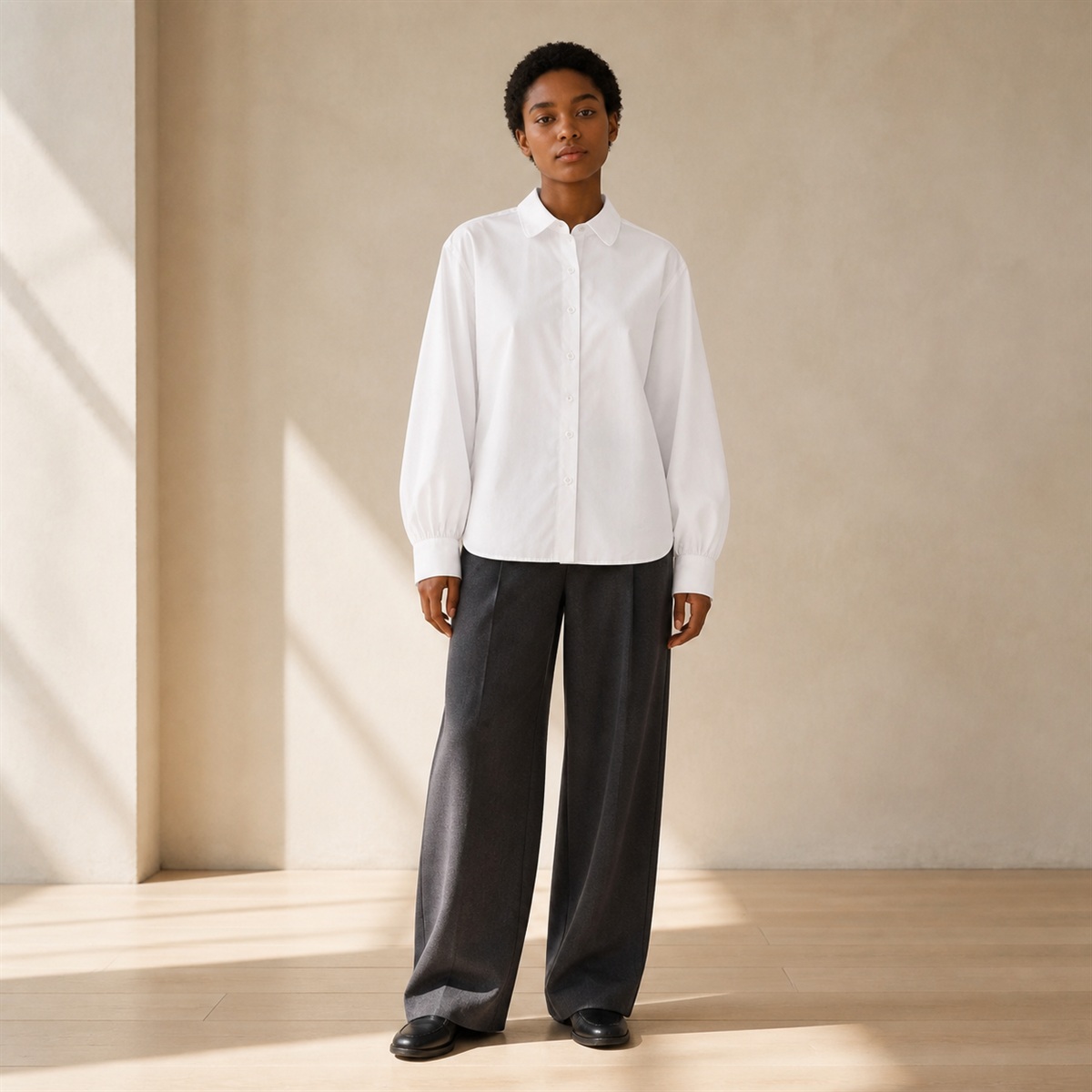 Chemise blanche portée avec manches volumineuses