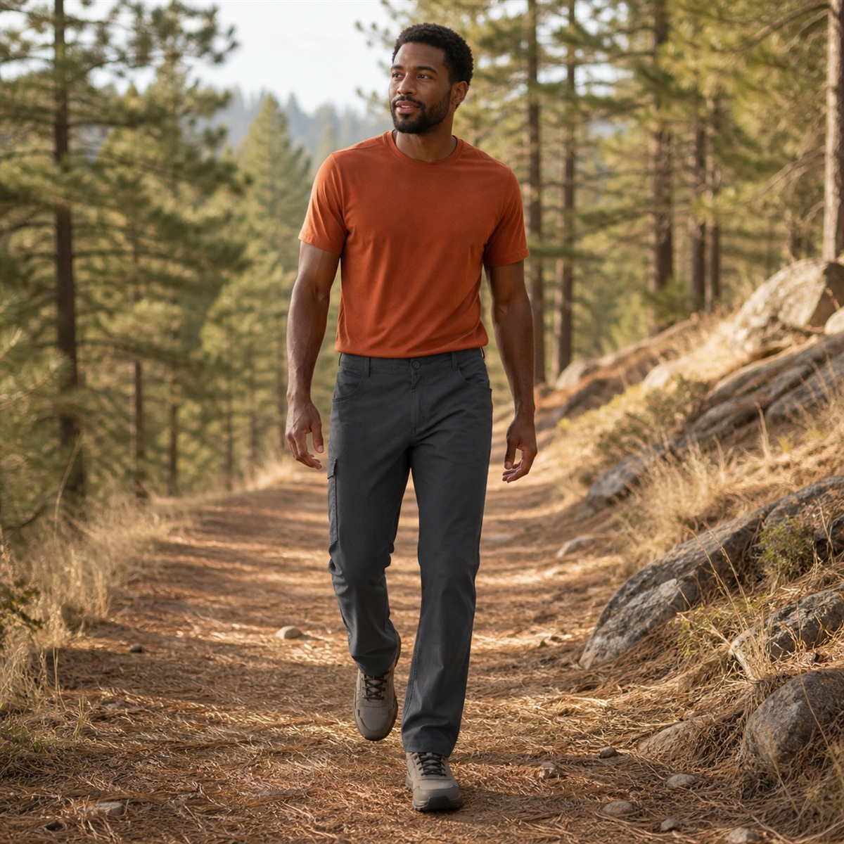 Pantalon NH100 porté sur un sentier forestier sec