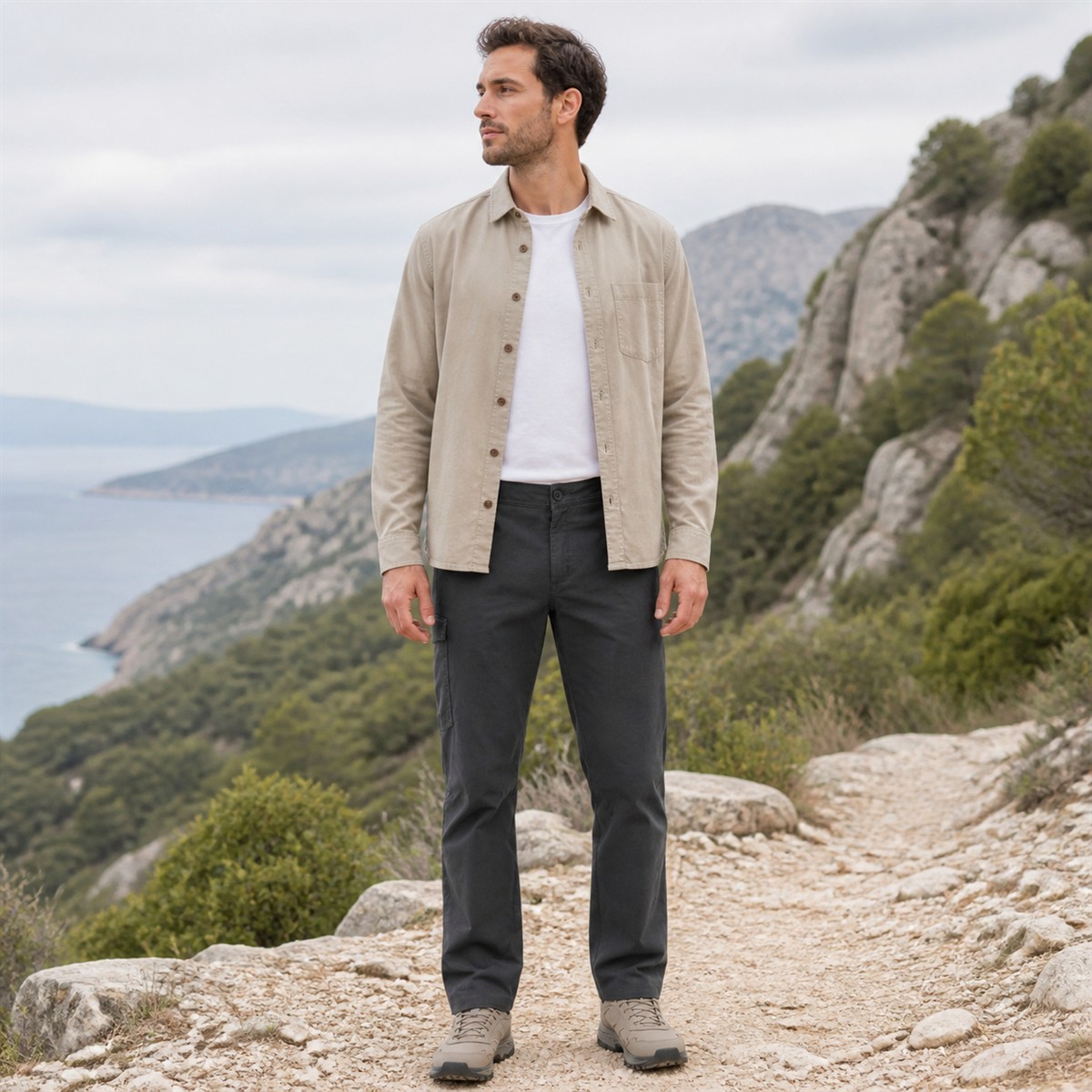 Pantalon de randonnée porté de face en silhouette complète