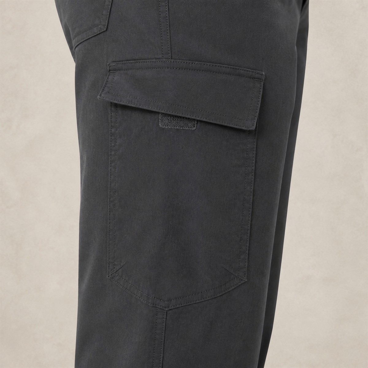 Détail de la poche à rabat sur la cuisse