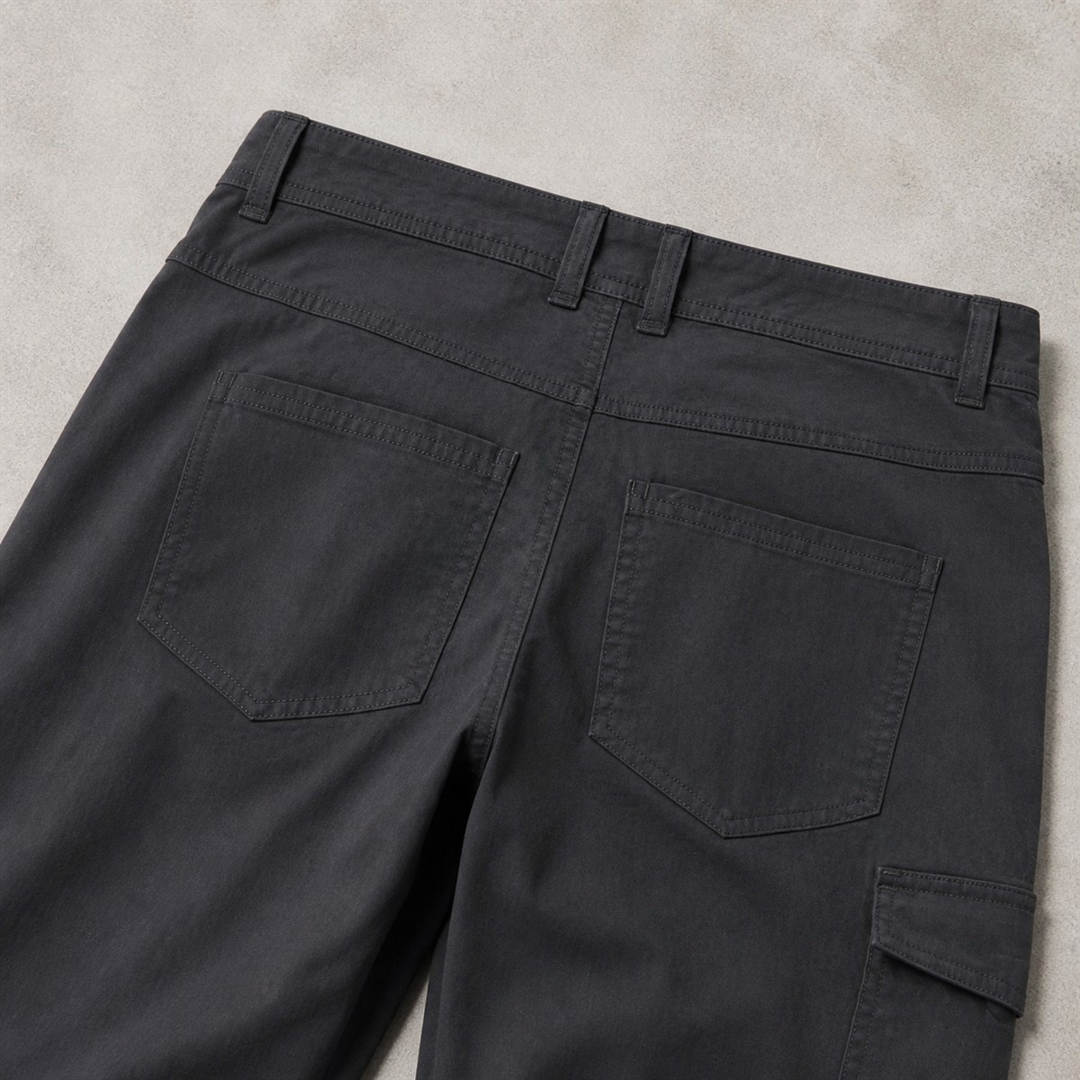 Pantalon gris carbone porté en marche