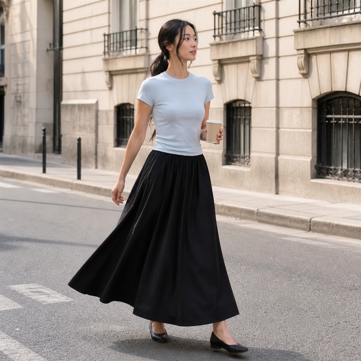 Jupe noire portée lors d'une promenade urbaine