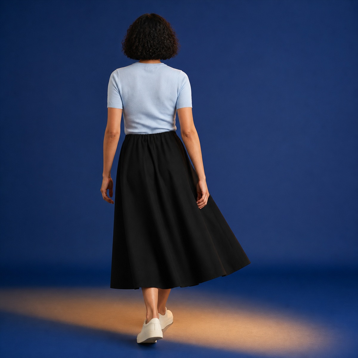 Jupe noire portée de profil