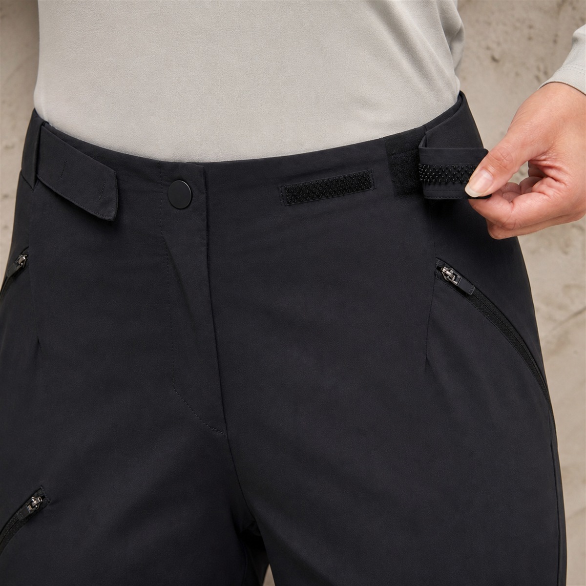 Détail de la ceinture intégrée et de la taille élastiquée